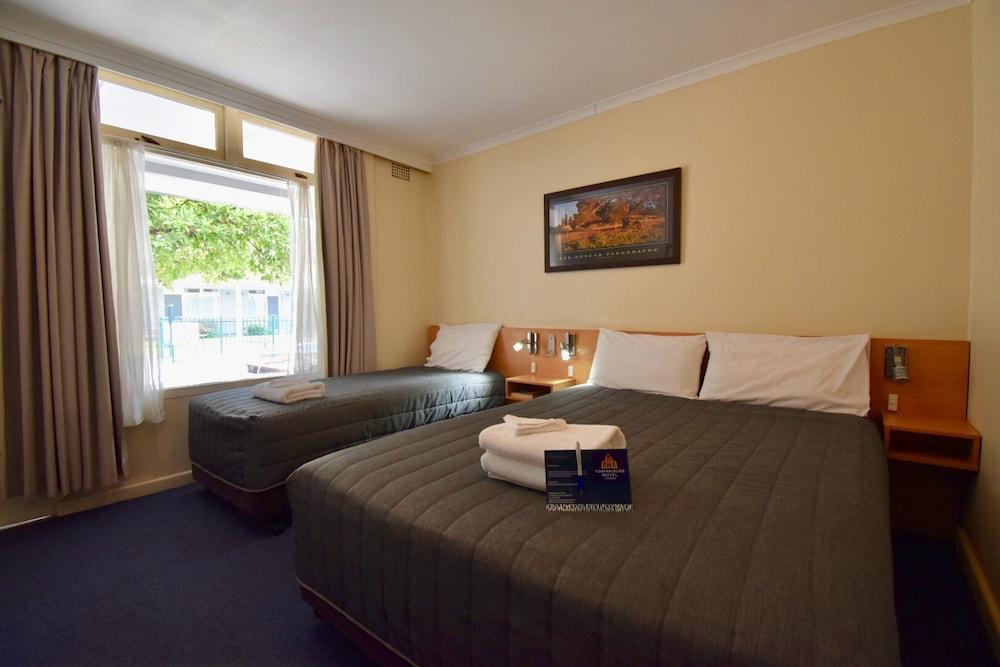 Townhouse Motel קווארה מראה חיצוני תמונה