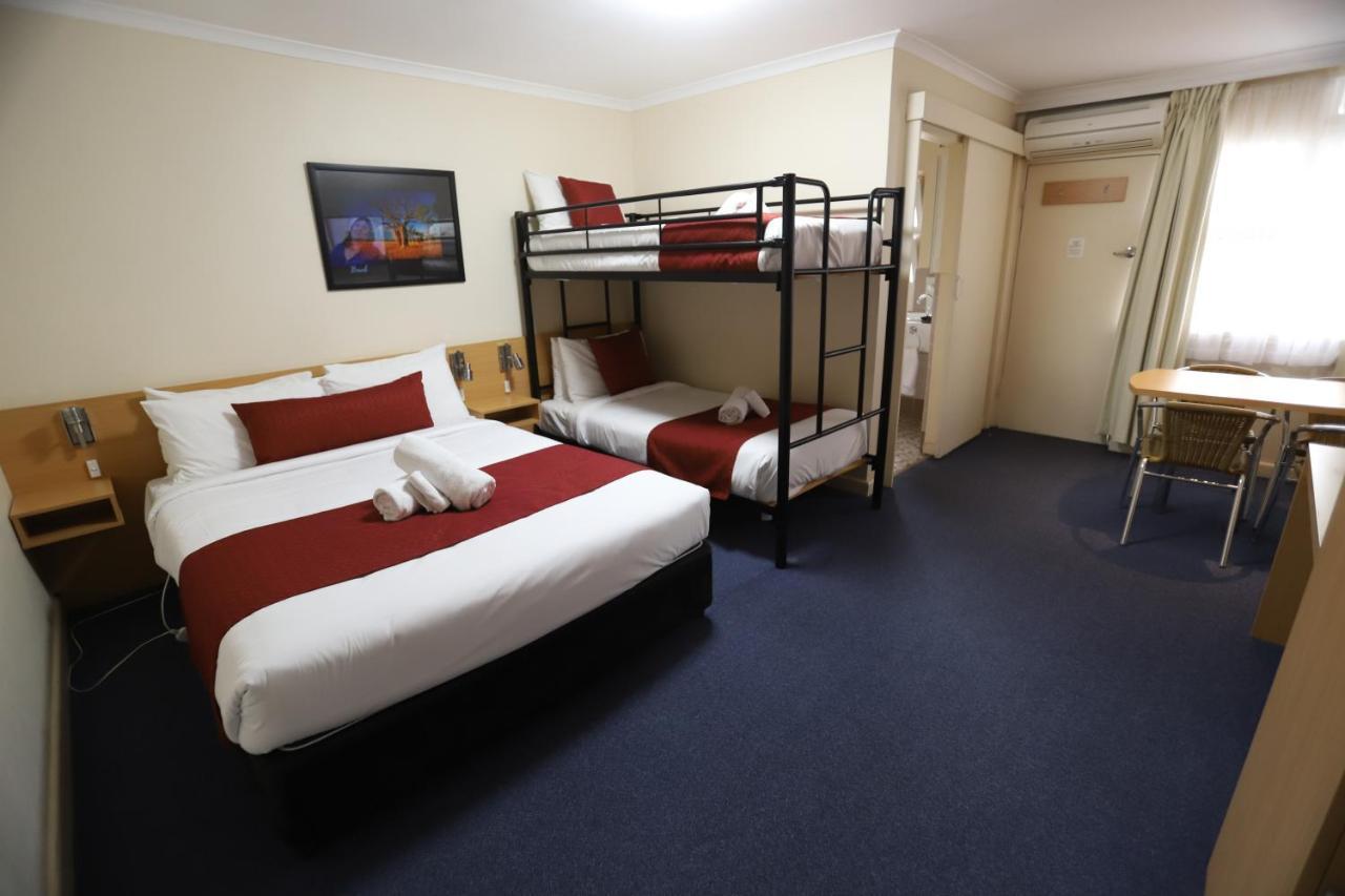 Townhouse Motel קווארה מראה חיצוני תמונה