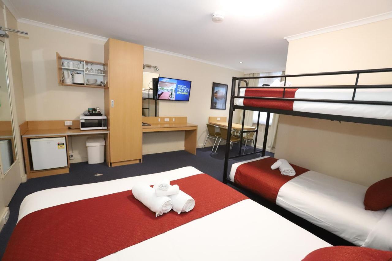 Townhouse Motel קווארה מראה חיצוני תמונה