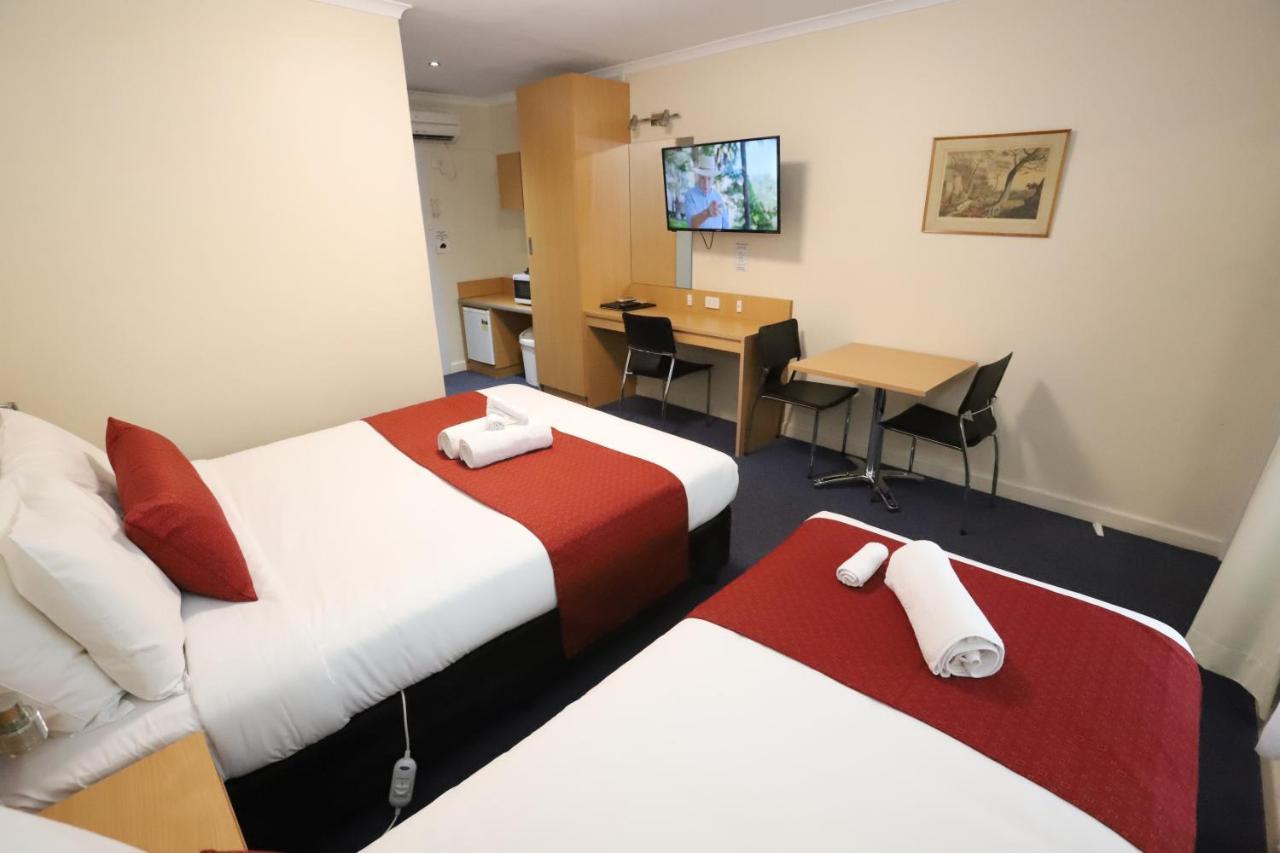 Townhouse Motel קווארה מראה חיצוני תמונה