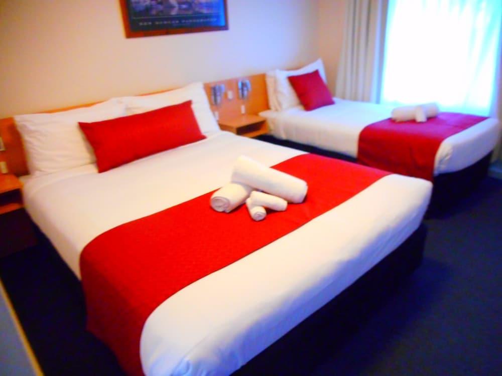 Townhouse Motel קווארה מראה חיצוני תמונה