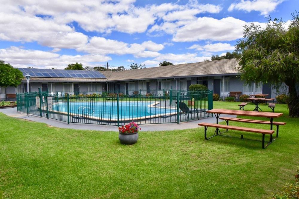 Townhouse Motel קווארה מראה חיצוני תמונה