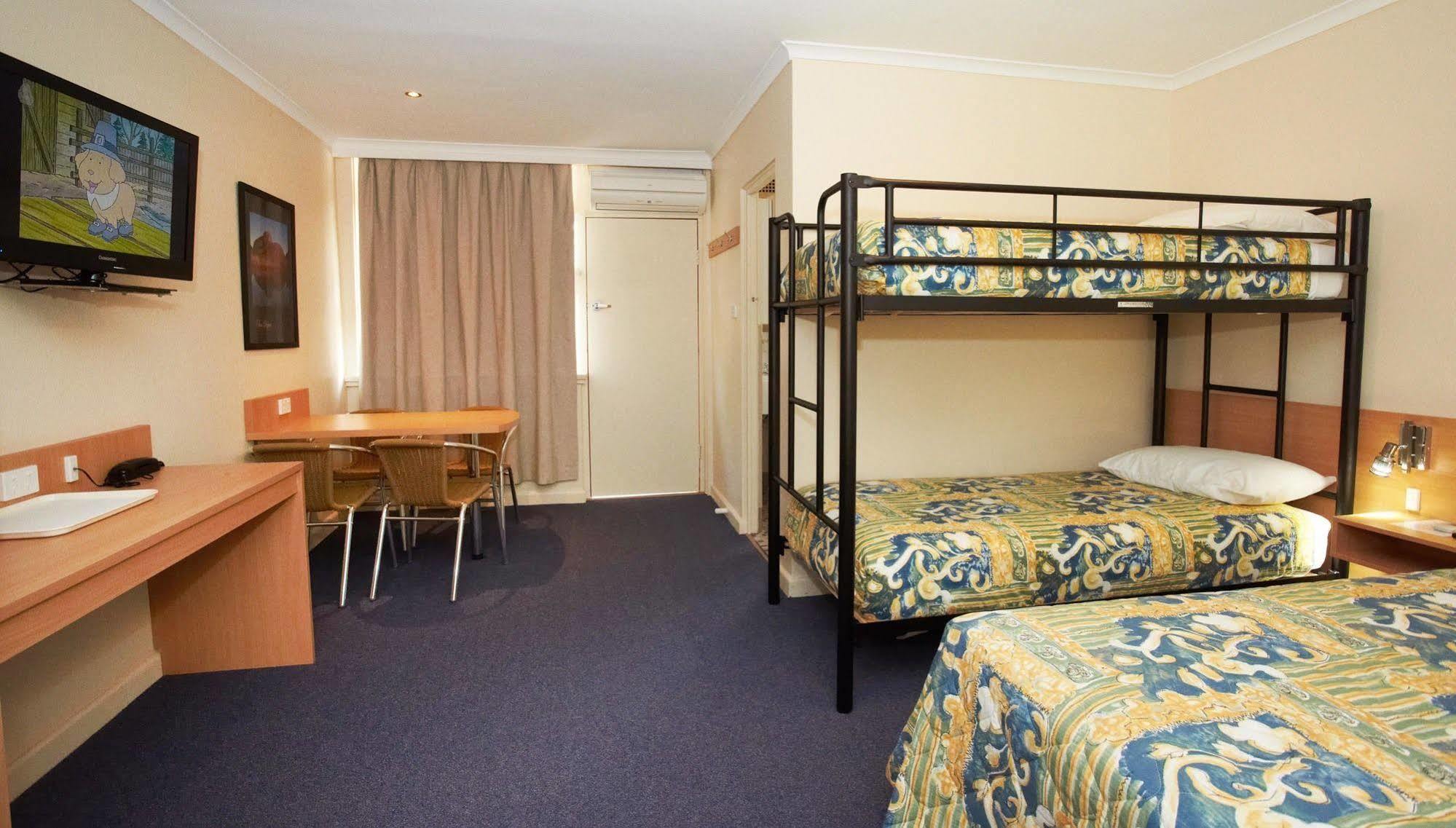 Townhouse Motel קווארה מראה חיצוני תמונה